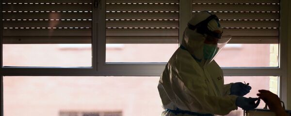 Медсестра ухаживает за пациентами в больнице Медсестра ухаживает за пациентами в больнице - Sputnik Таджикистан