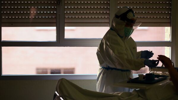 Медсестра ухаживает за пациентами в больнице - Sputnik Таджикистан