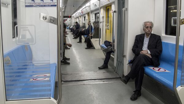 Мужчина во время поездки в метро в Тегеране - Sputnik Тоҷикистон