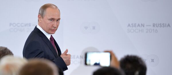 Владимир Путин на встрече глав делегаций-участников саммита Россия — АСЕАН в Сочи, 2016 год Владимир Путин на встрече глав делегаций-участников саммита Россия — АСЕАН в Сочи, 2016 год - Sputnik Таджикистан