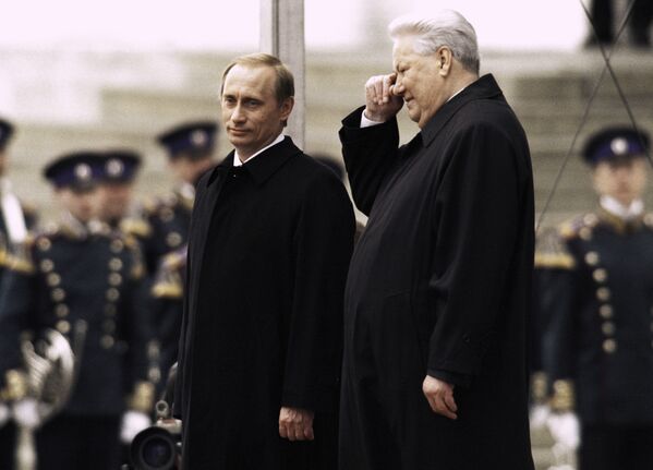 Первый Президент РФ Борис Ельцин и президент РФ Владимир Путин в день инаугурации Владимира Путина в 2000 году - Sputnik Таджикистан