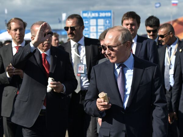 Президент РФ Владимир Путин и президент Турции Реджеп Тайип Эрдоган с мороженым во время посещения Международного авиакосмического салона МАКС-2019 - Sputnik Таджикистан