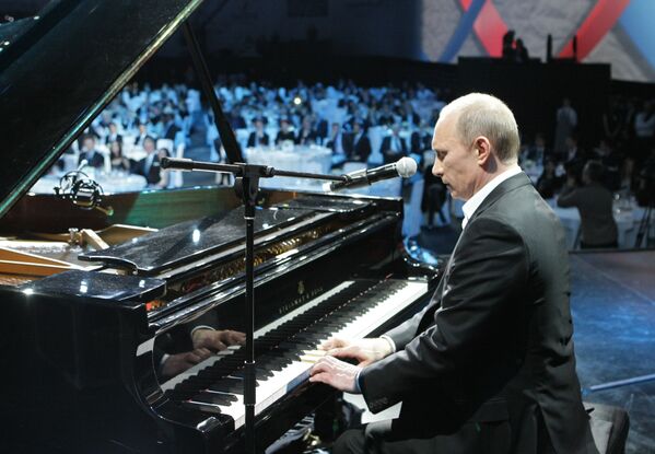 Премьер-министр РФ Владимир Путин играет на рояле на благотворительном концерте в Ледовом дворце Санкт-Петербурга - Sputnik Таджикистан