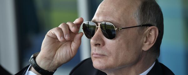 Президент России Владимир Путин наблюдает за демонстрационными полетами пилотажных групп во время посещения XIII Международного авиационно-космического салона МАКС-2017 в подмосковном Жуковском - Sputnik Тоҷикистон