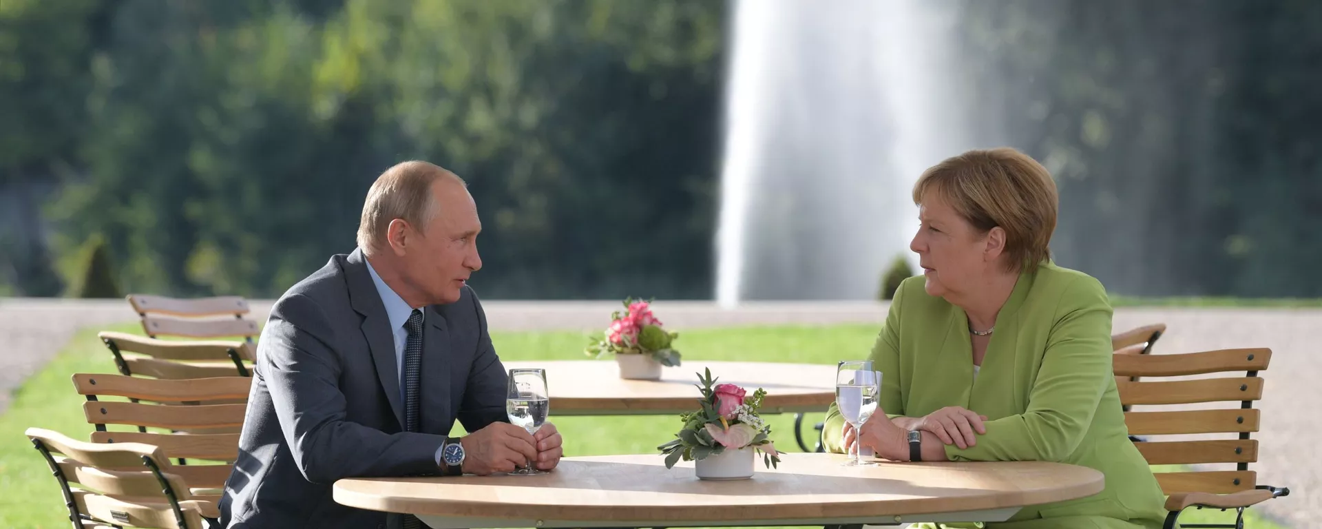  Президент России Владимир Путин и федеральный канцлер ФРГ Ангела Меркель во время встречи в резиденции правительства ФРГ Мезеберг - Sputnik Таджикистан, 1920, 24.07.2021