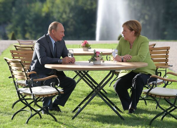  Президент России Владимир Путин и федеральный канцлер ФРГ Ангела Меркель во время встречи в резиденции правительства ФРГ Мезеберг - Sputnik Таджикистан