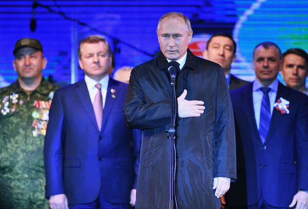 Президент РФ Владимир Путин на концерте в Симферополе по случаю пятилетия воссоединения Крыма с Россией - Sputnik Таджикистан