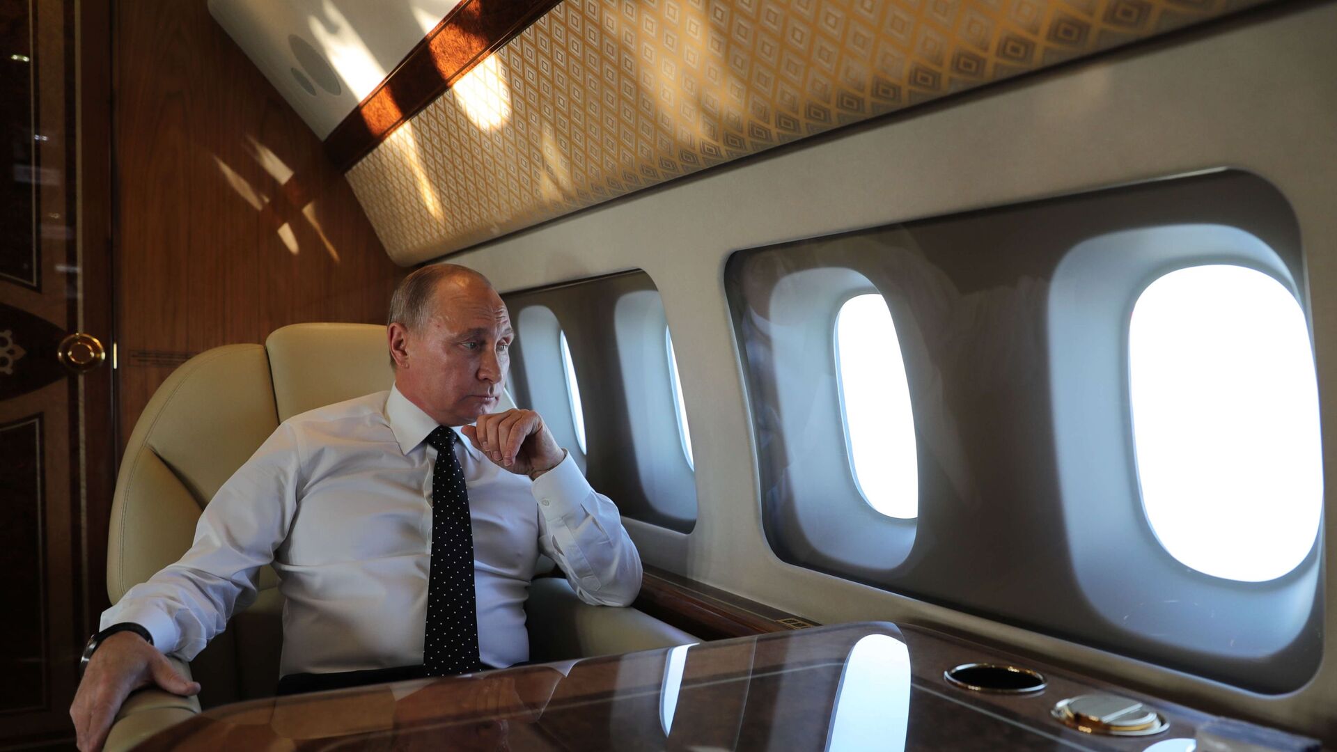 Президент РФ Владимир Путин на борту президентского самолета - Sputnik Таджикистан, 1920, 13.04.2021