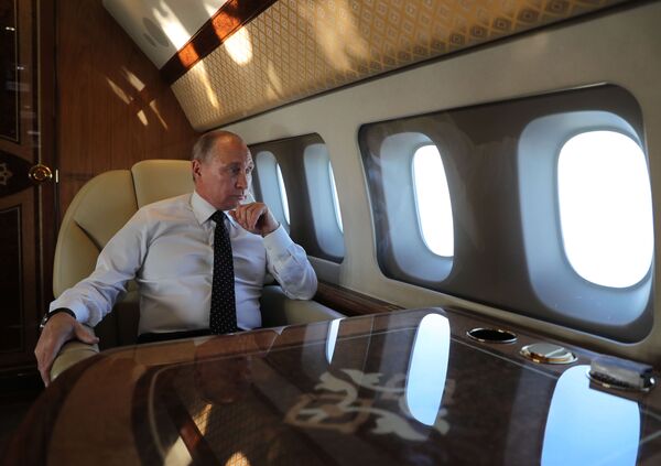 Президент РФ Владимир Путин на борту президентского самолета - Sputnik Таджикистан