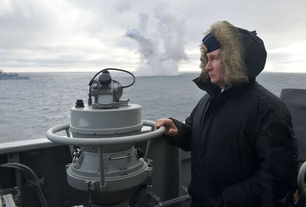 Владимир Путин наблюдает за ходом совместных учений Северного и Черноморского флотов в Черном море с борта ракетного крейсера Маршал Устинов - Sputnik Таджикистан