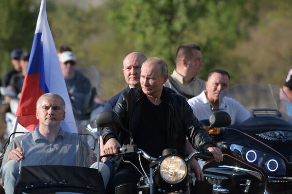 Президент России Владимир Путин в организованном мотоклубом Ночные волки международном байк-шоу Тень Вавилона в Севастополе - Sputnik Таджикистан