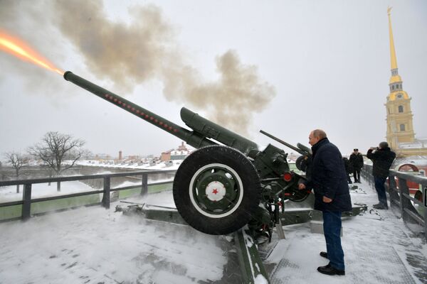 Владимир Путин производит выстрел из пушки во время прогулки по Петропавловской крепости - Sputnik Таджикистан