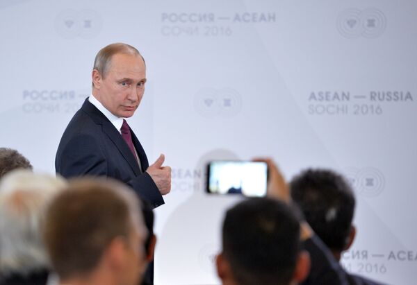  Владимир Путин на встрече глав делегаций-участников саммита Россия — АСЕАН в Сочи, 2016 год - Sputnik Таджикистан