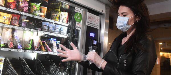 Девушка демонстрирует набор индивидуальных средств защиты - Sputnik Таджикистан