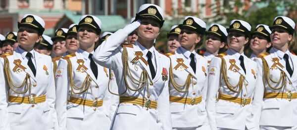 Cводный парадный расчет женщин-военнослужащих Военного университета Министерства обороны РФ, архивное фото - Sputnik Таджикистан