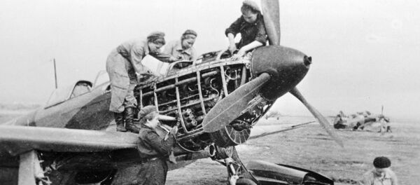 Техники 586-го истребительного авиационного полка готовят самолет к полету во время Великой Отечественной войны - Sputnik Тоҷикистон