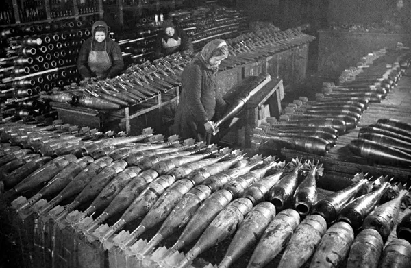 Женщины делают мины на московском заводе. 1942 год