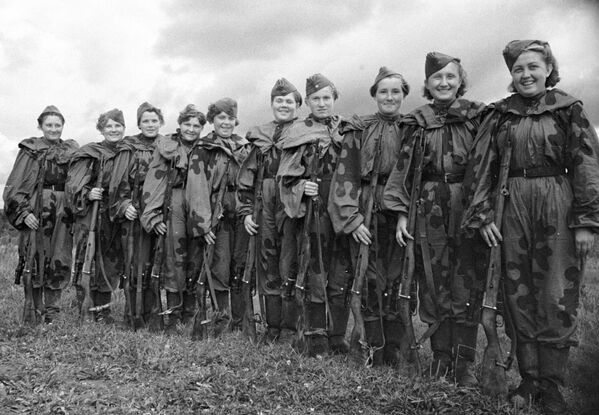 Группа девушек-снайперов, добровольцев Красной Армии - Sputnik Тоҷикистон
