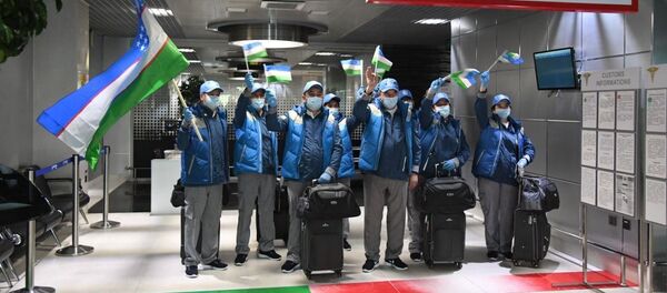 Группа узбекских врачей отправилась в Таджикистан, чтобы помочь в борьбе с коронавирусной инфекцией - Sputnik Тоҷикистон