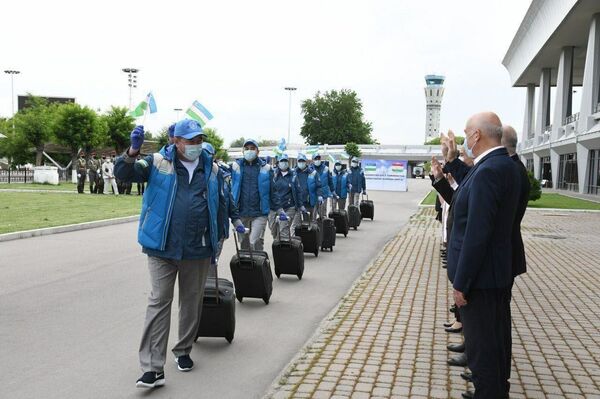 Узбекские вирусологи прибыли в Душанбе для помощи в борьбе с COVID-19 Узбекские вирусологи прибыли в Душанбе для помощи в борьбе с COVID-19 - Sputnik Таджикистан