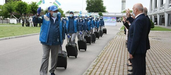 Группа узбекских врачей отправилась в Таджикистан, чтобы помочь в борьбе с коронавирусной инфекцией - Sputnik Тоҷикистон