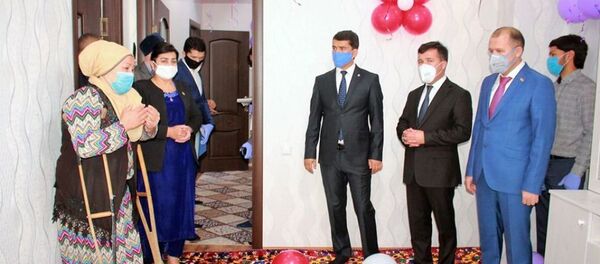 Тақдими хонаҳо аз ҷониби соҳибкор Маҳмудҷон Муродов ба камбизоатон дар Душанбе - Sputnik Тоҷикистон