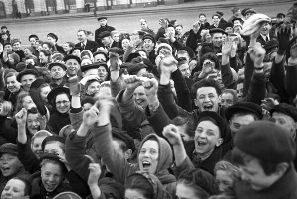 Москвичи на Красной площади утром в День Победы советского народа в Великой Отечественной войне 1941-1945 годов - Sputnik Таджикистан