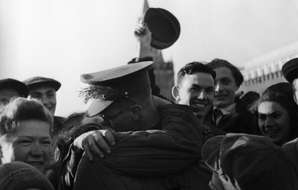 Празднование Победы 9 мая 1945 года на Красной площади  - Sputnik Таджикистан