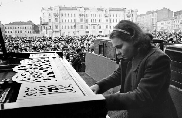 Пианистка Московской консерватории Нина Петровна Емельянова 9 мая 1945 года  - Sputnik Таджикистан