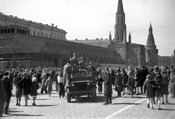 Приезд кинохроники на Красную площадь 9 мая 1945 года  - Sputnik Таджикистан
