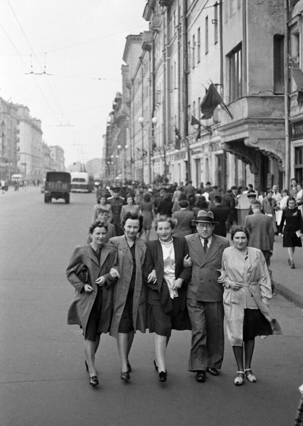 Москвичи на улице Горького (ныне Тверская) 9 мая 1945 года - Sputnik Таджикистан