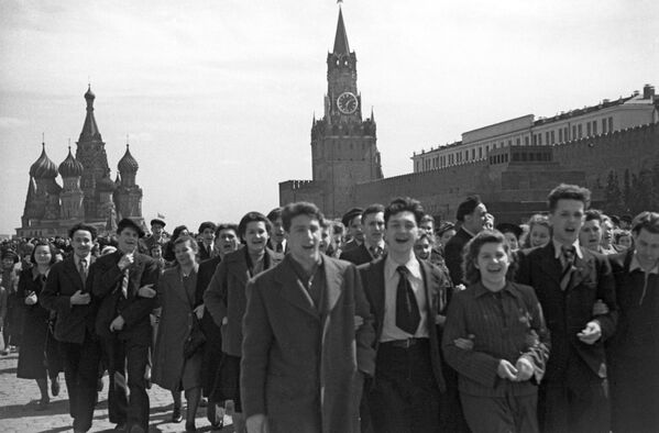 Народное гулянье на Красной площади в честь победы советского народа над фашистской Германией в Великой Отечественной войне - Sputnik Таджикистан