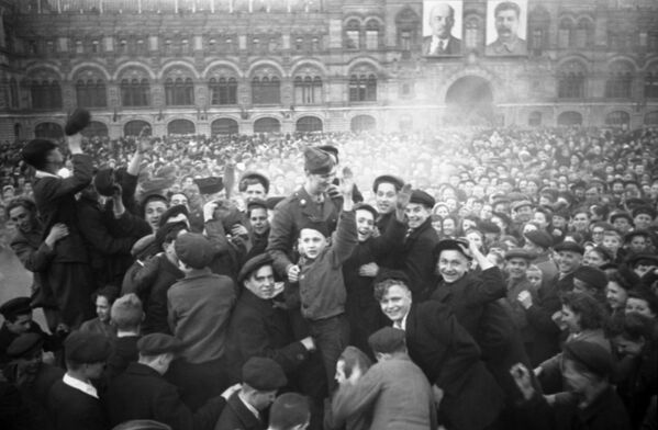 Москвичи на Красной площади в День Победы 9 мая 1945 года - Sputnik Таджикистан