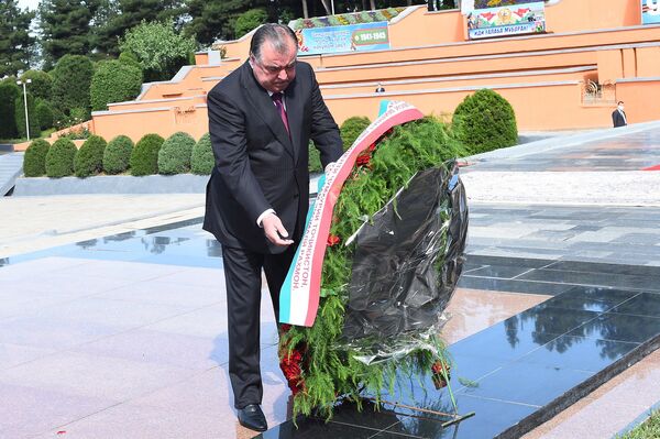 Президент Республики Таджикистан Эмомали Рахмон возложил цветы - Sputnik Таджикистан