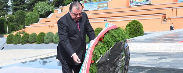 Президент Республики Таджикистан Эмомали Рахмон возложил цветы - Sputnik Тоҷикистон