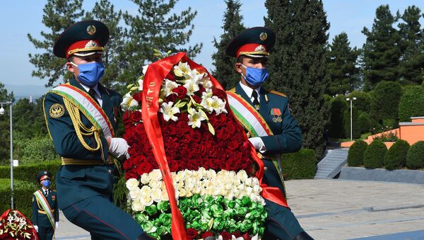 Церемония возложения венков в честь 75-летия Победы в Таджикистане - Sputnik Таджикистан