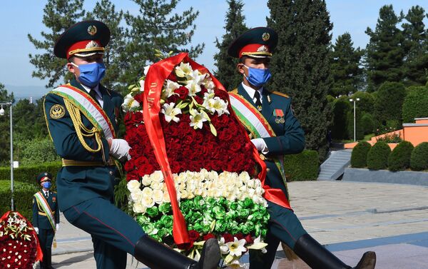 Церемония возложения венков в честь 75-летия Победы в Таджикистане - Sputnik Таджикистан