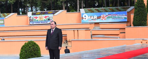 Эмомали Рахмон принял участие в церемонии возложения венков в честь 75-летия Победы Эмомали Рахмон принял участие в церемонии возложения венков в честь 75-летия Победы - Sputnik Таджикистан