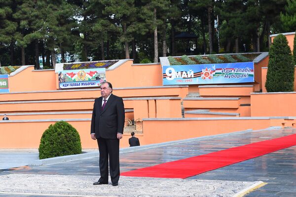 Эмомали Рахмон принял участие в церемонии возложения венков в честь 75-летия Победы - Sputnik Таджикистан