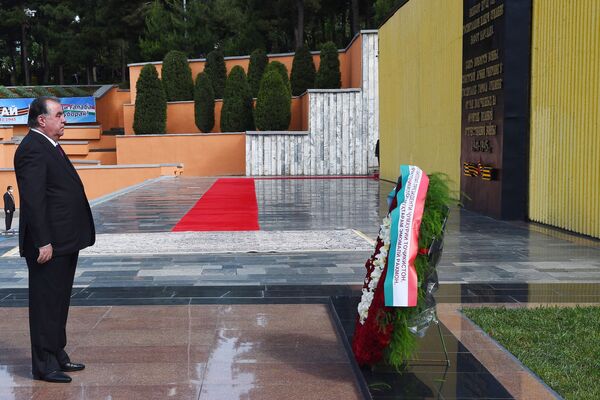 Эмомали Рахмон принял участие в церемонии возложения венков в честь 75-летия Победы - Sputnik Таджикистан