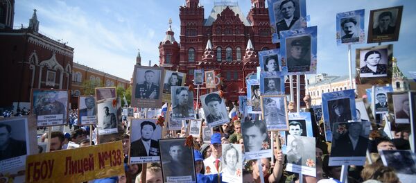 Шествие Региональной патриотической общественной организации Бессмертный полк Москва по Красной площади - Sputnik Таджикистан