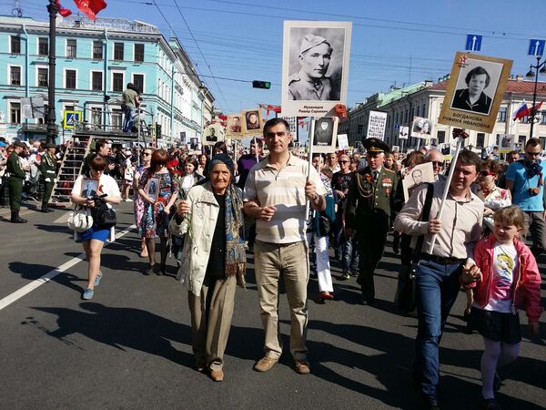 Бессмертный полк идет по Таджикистану Бессмертный полк идет по Таджикистану - Sputnik Таджикистан