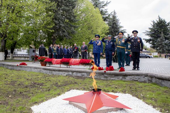 В день празднования 75-й годовщины Победы в Великой Отечественной войне в югоосетинской столице возложили гирлянду Славы у Вечного огня (9 мая 2020). Южная Осетия - Sputnik Таджикистан