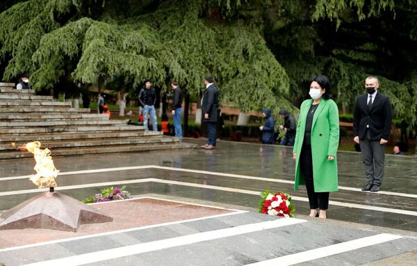 Президент Грузии Саломе Зурабишвили почтила память героев Великой Отечественной войны в парке Ваке (9 мая 2020). Тбилиси  - Sputnik Таджикистан