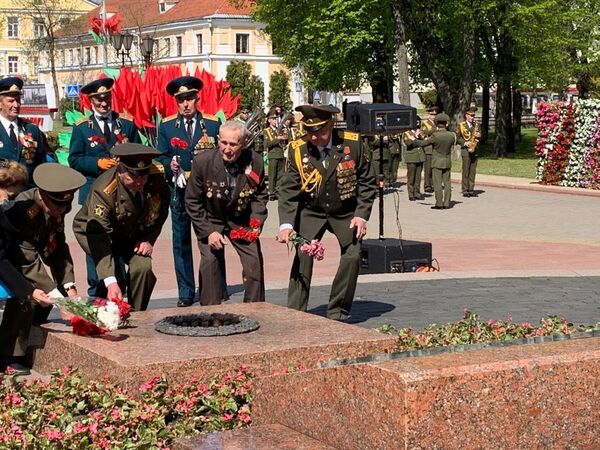 Ветераны вооруженных сил возложили цветы в Гродно в память о павших в Великой Отечественной войне  (9 мая 2020). Беларусь - Sputnik Таджикистан