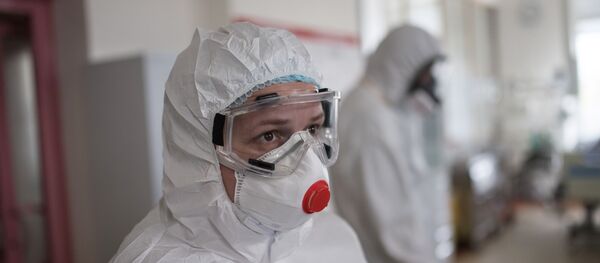 Медицинский работник в отделении реанимации и интенсивной терапии в стационаре для больных с коронавирусной инфекцией - Sputnik Тоҷикистон