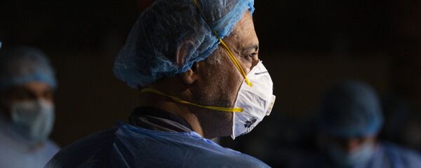 Доктор в маске и защитном снаряжении  - Sputnik Тоҷикистон