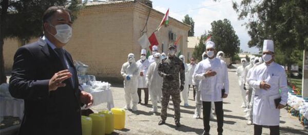 Губернатор Согдийской области Раджаббой Ахмадзода в больнице Канибадама Губернатор Согдийской области Раджаббой Ахмадзода в больнице Канибадама - Sputnik Таджикистан