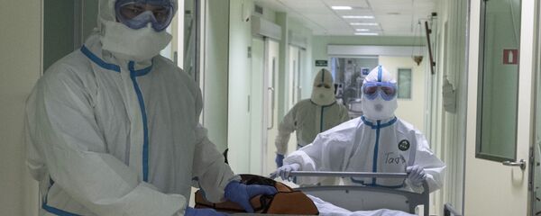 Врачи и пациент в госпитале для зараженных коронавирусной Врачи и пациент в госпитале для зараженных коронавирусной - Sputnik Тоҷикистон