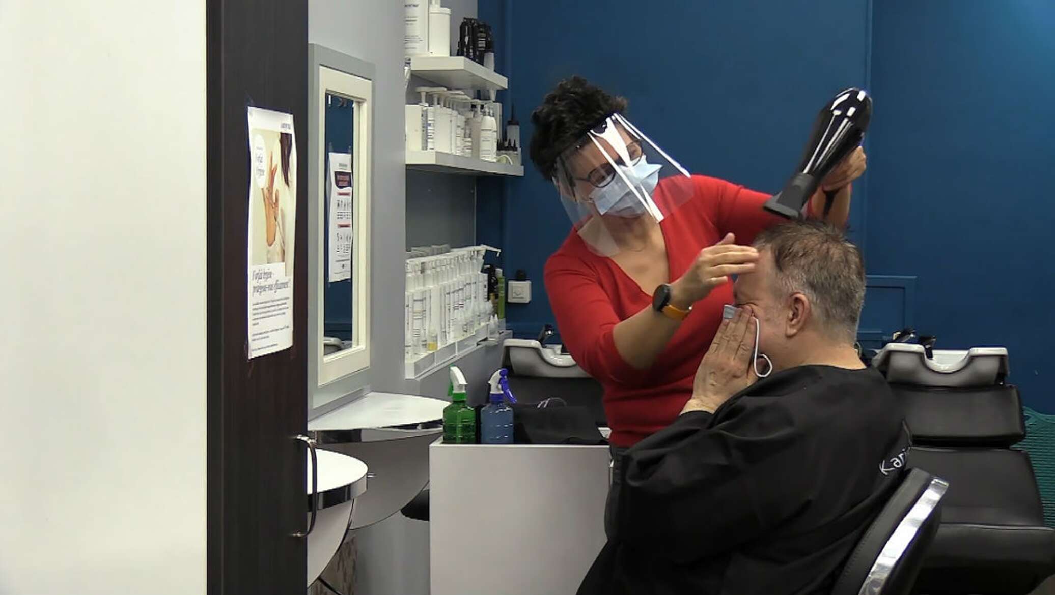 салон красоты парикмахерская. волосы в парикмахерской. девушка у косметолога. видео из салона красоты. парикмахер и косметолог.